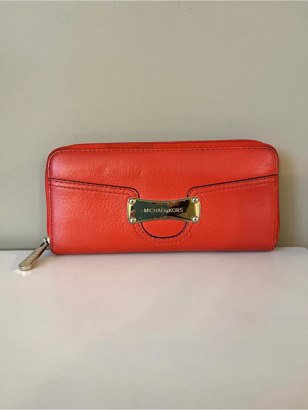 Michael Kors Saratoga Continental Wallet index/Coral and gold tone hardware